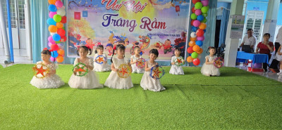 Các bé lớp mầm múa "Vòng tay ba mẹ" tặng mẹ nhân ngày 20/10/2025