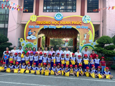 Các bé tham quan trường Tiểu Học Tân Định