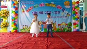 BÉ VUI LỄ HỘI