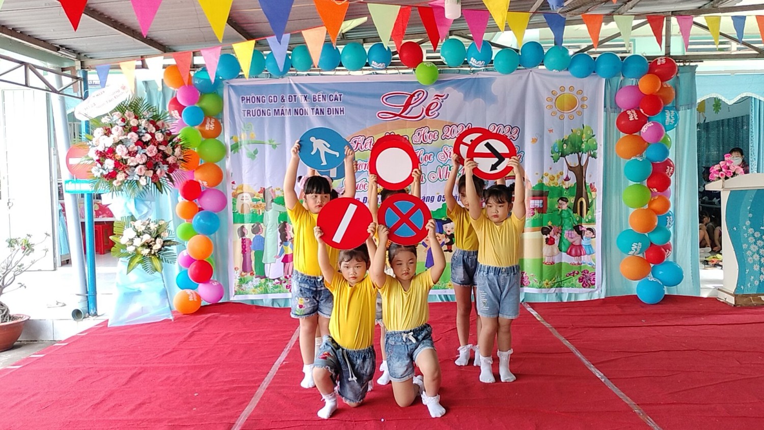 Tiết mục múa 'Cô Dạy Em Bài An Toàn Giao Thông'